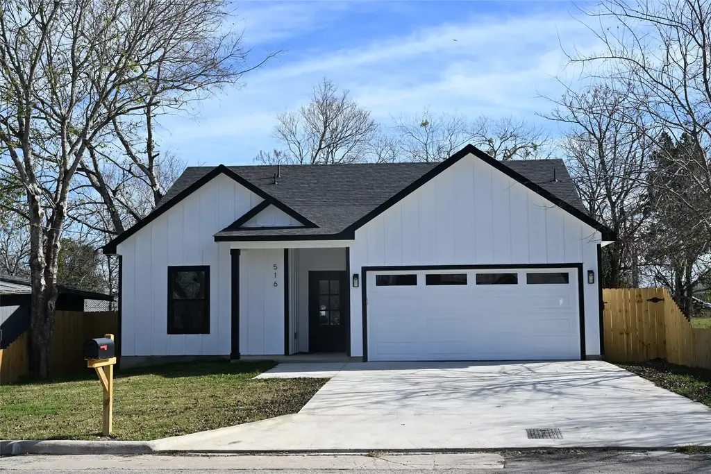 516 N Hackberry Avenue, Luling