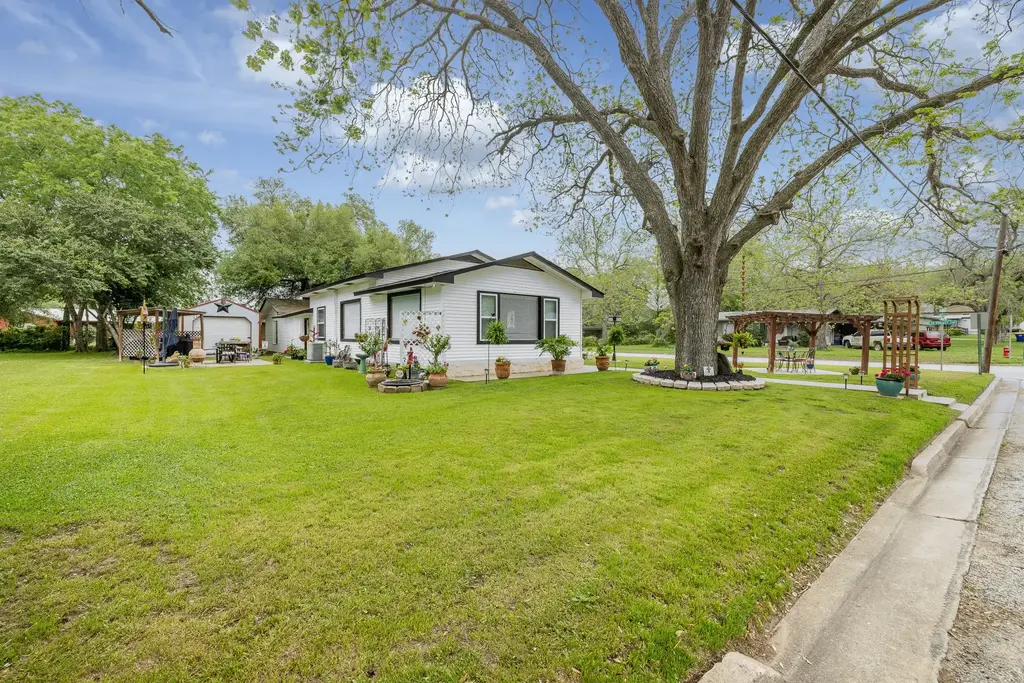 104 N Bright Street, Gonzales