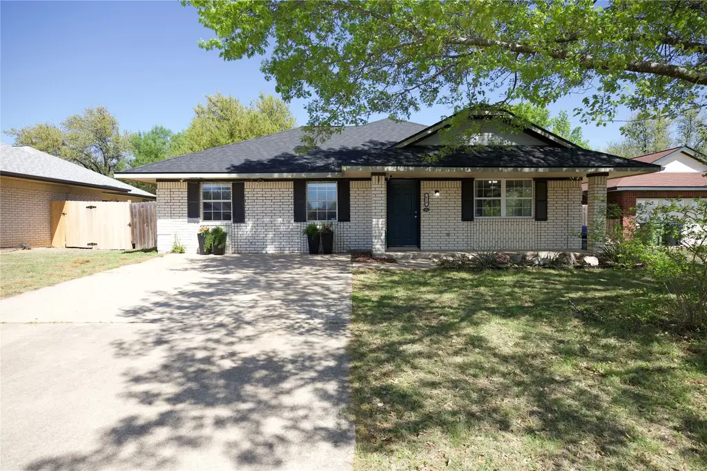 618 Bent Wood Drive, Leander