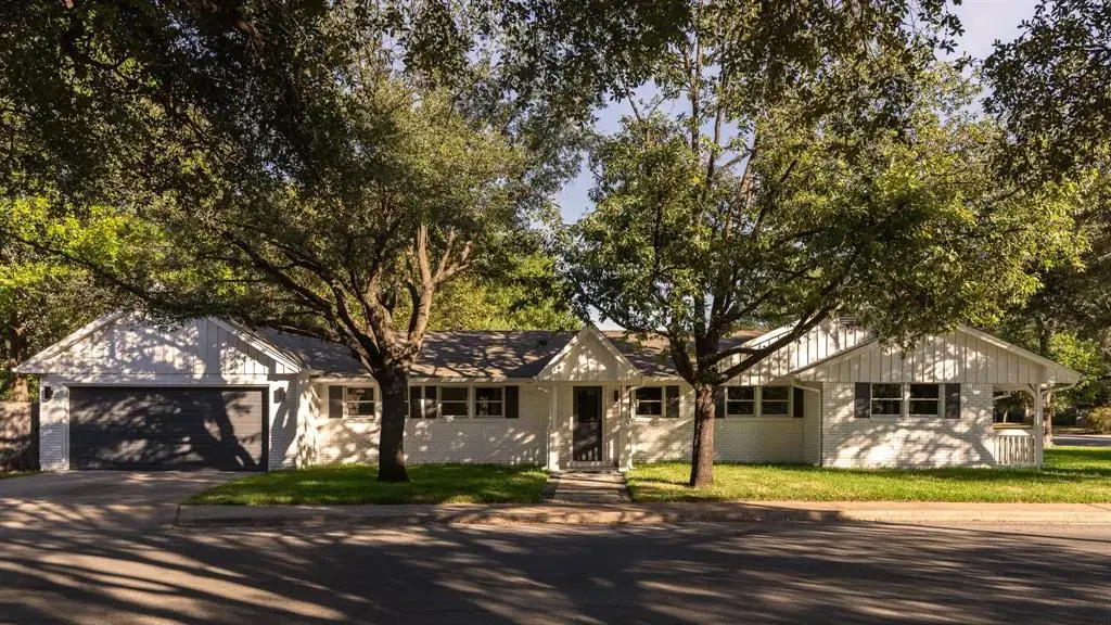 2710 Greenlawn Parkway, Austin