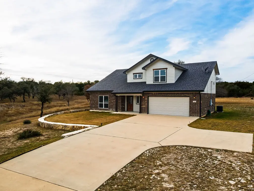 320 Sunrise Hills, Lampasas