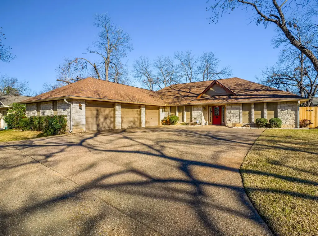 330 Columbine Street, Meadowlakes