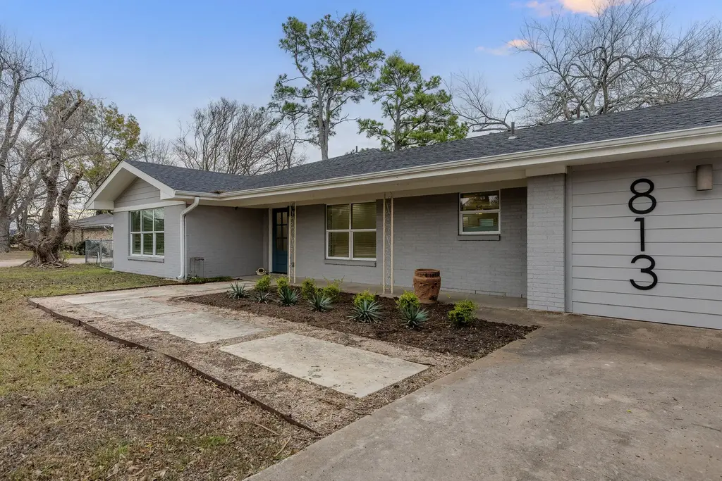 813 Central Avenue, Elgin