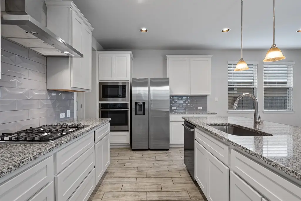 300 Delta Crest, Maxwell