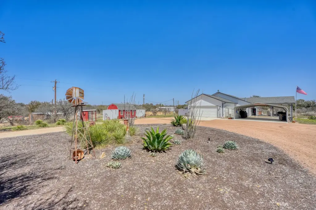 202 Rio Llano Dr W, Llano