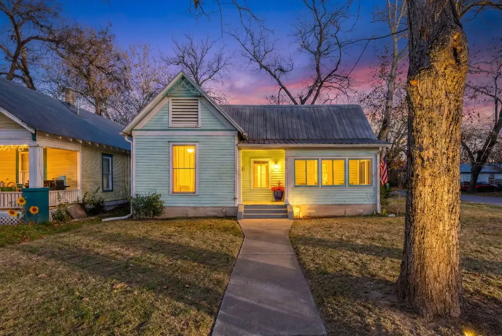 200 Gresham Street, Smithville