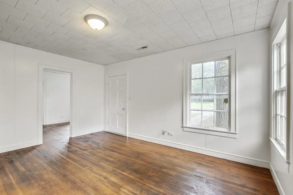 1403 Burns Boulevard, Taylor