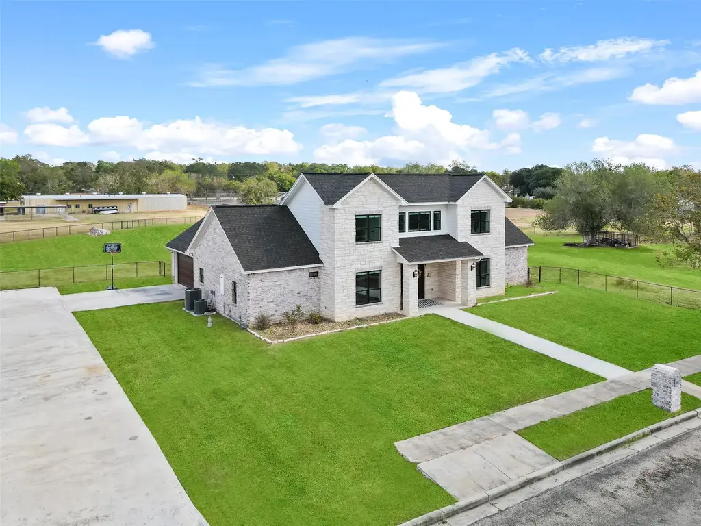 1205 N Avenue G, Shiner