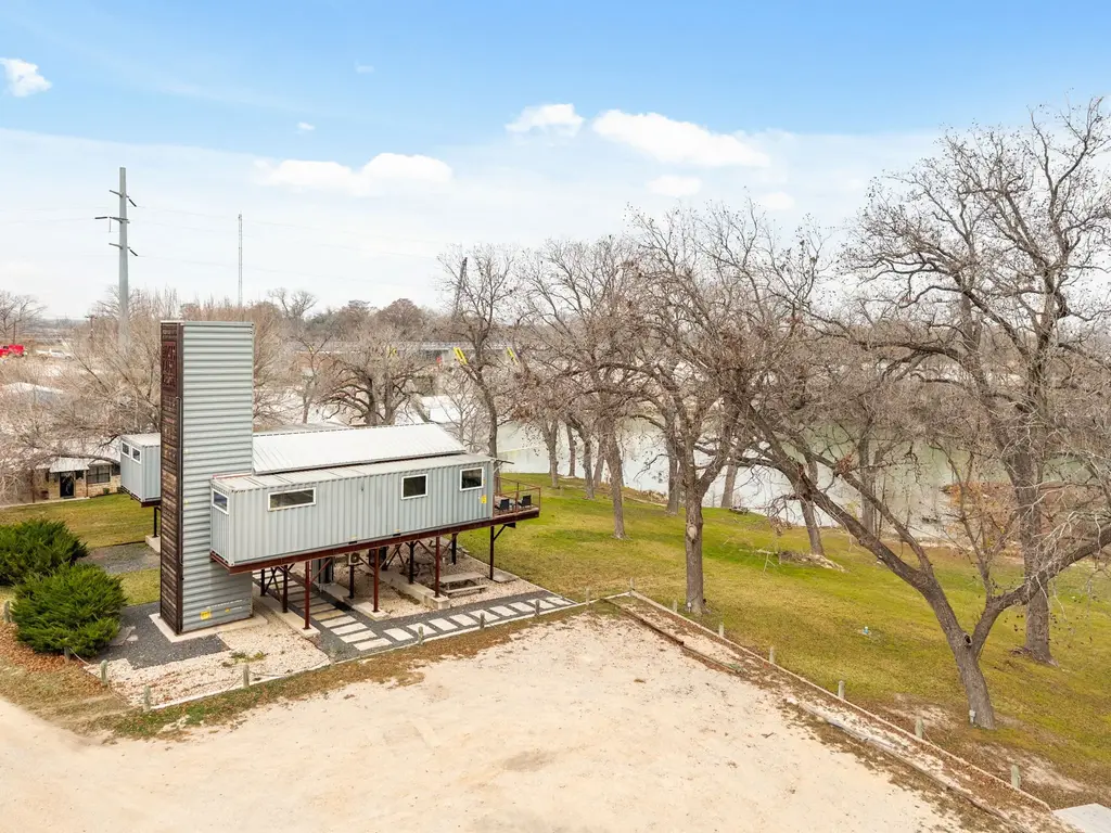 9035 Fm 725, McQueeney