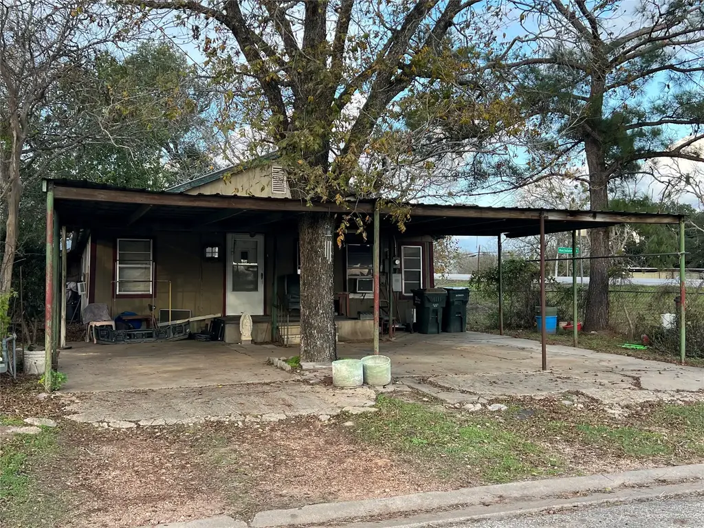 109 W Crockett Street, Giddings