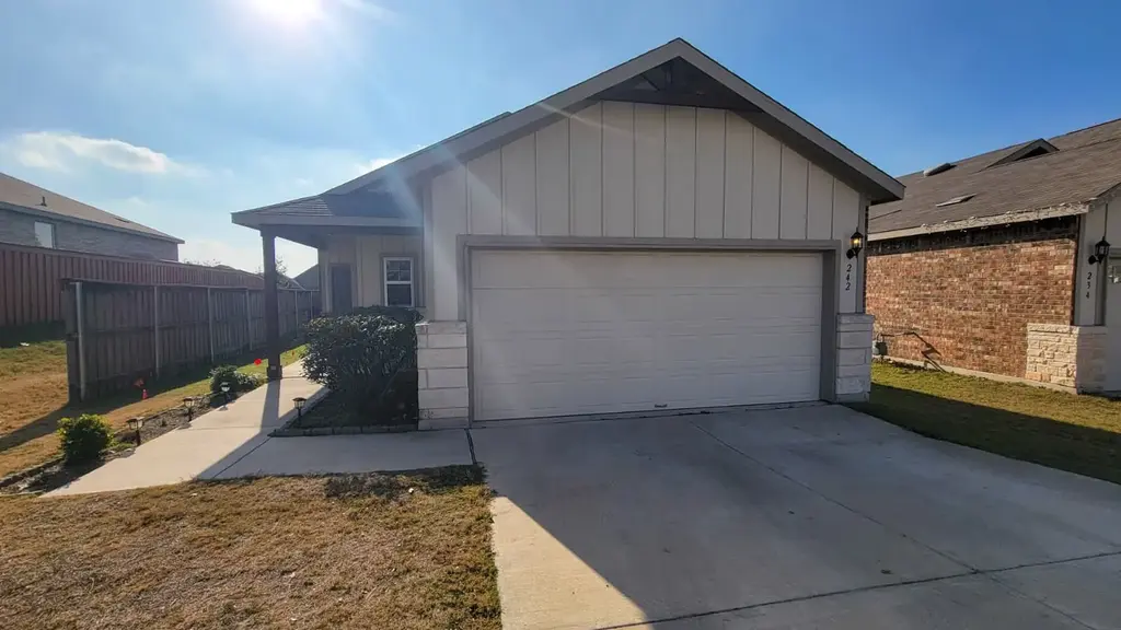 242 Thornless Circle, Buda