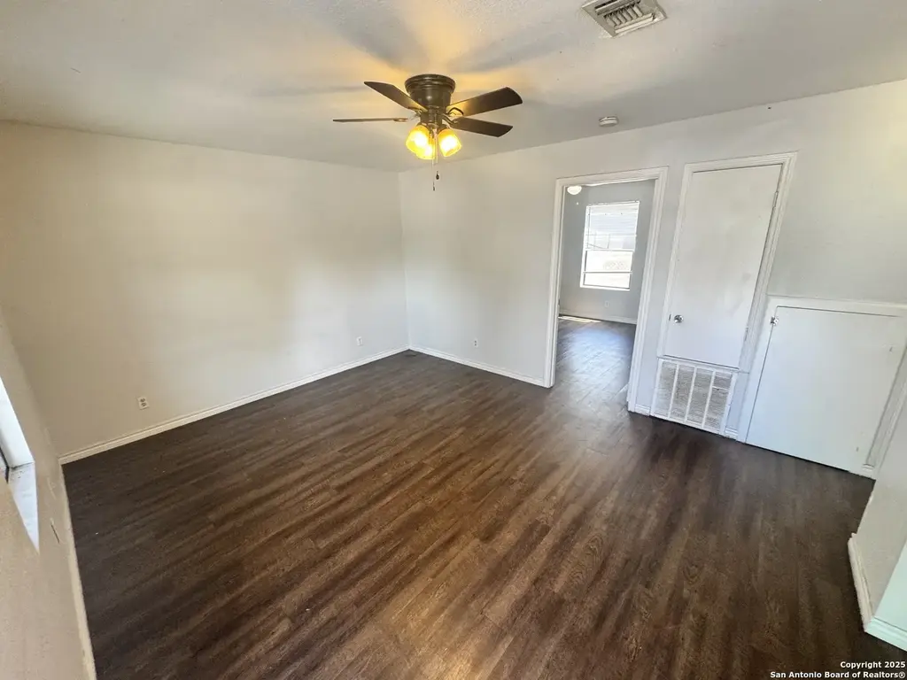 830 W Hutchins Place 3, San Antonio
