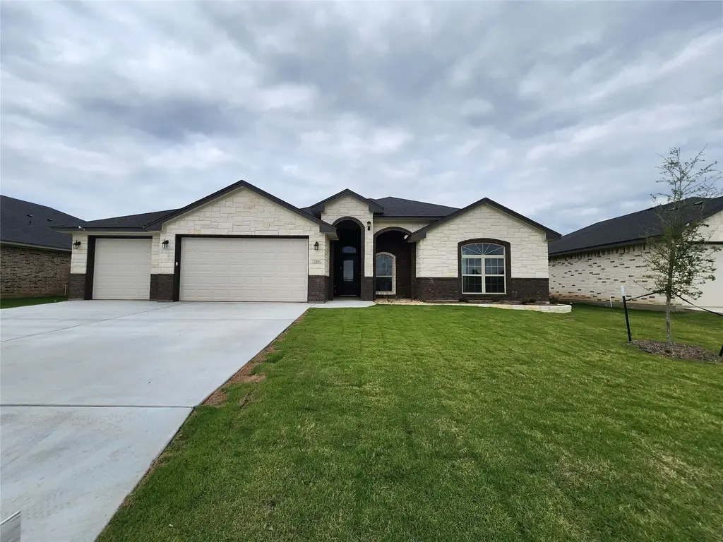 718 Golden Eagle Drive, Salado