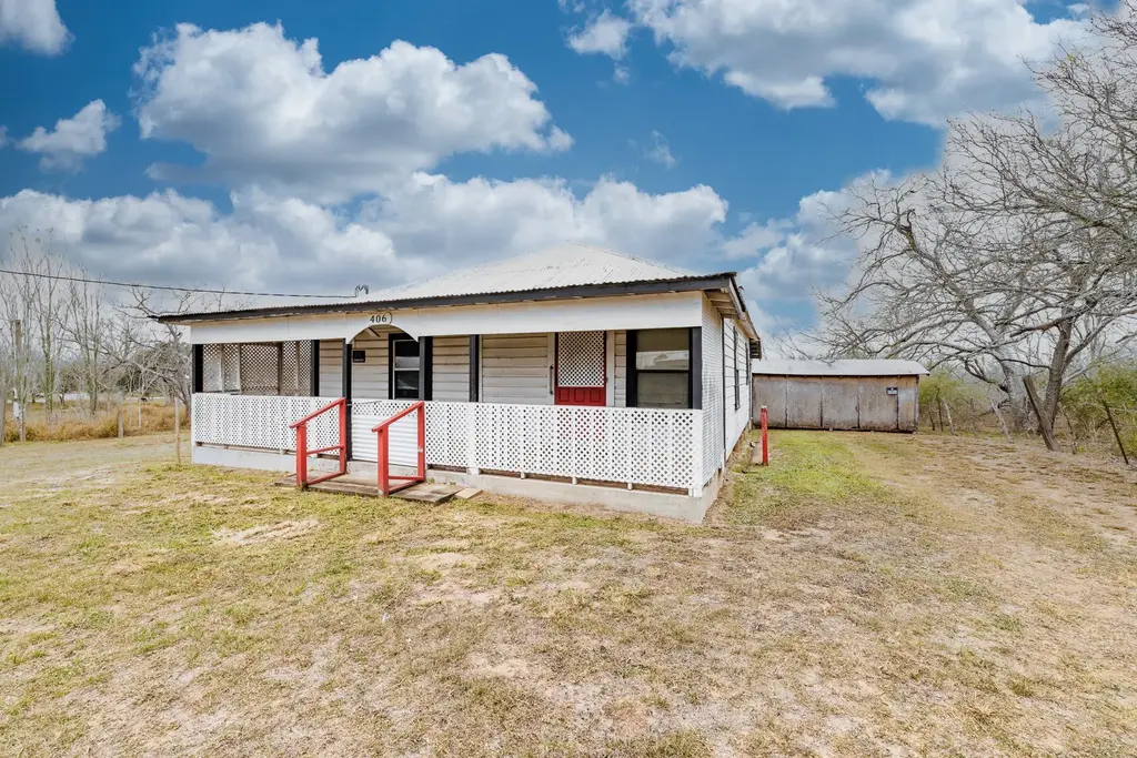 406 Carpenter Street, Smiley
