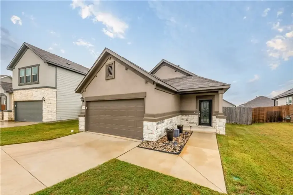 138 Silktassel Way, Buda