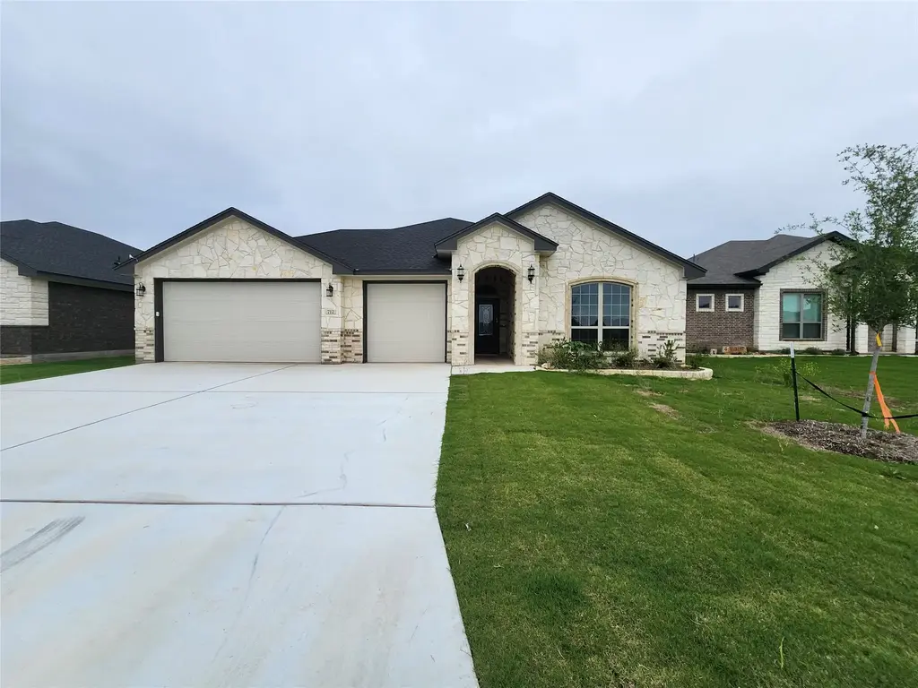 712 Golden Eagle Drive, Salado