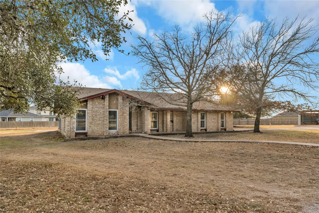400 Robin Lane, Bertram