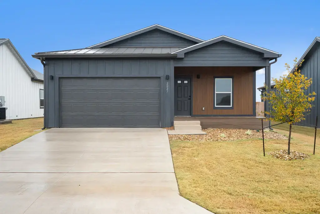 2027 Applewood Drive, Lockhart