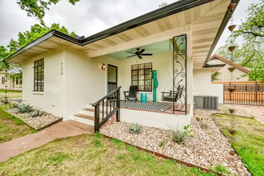 708 W Schubert Street, Fredericksburg