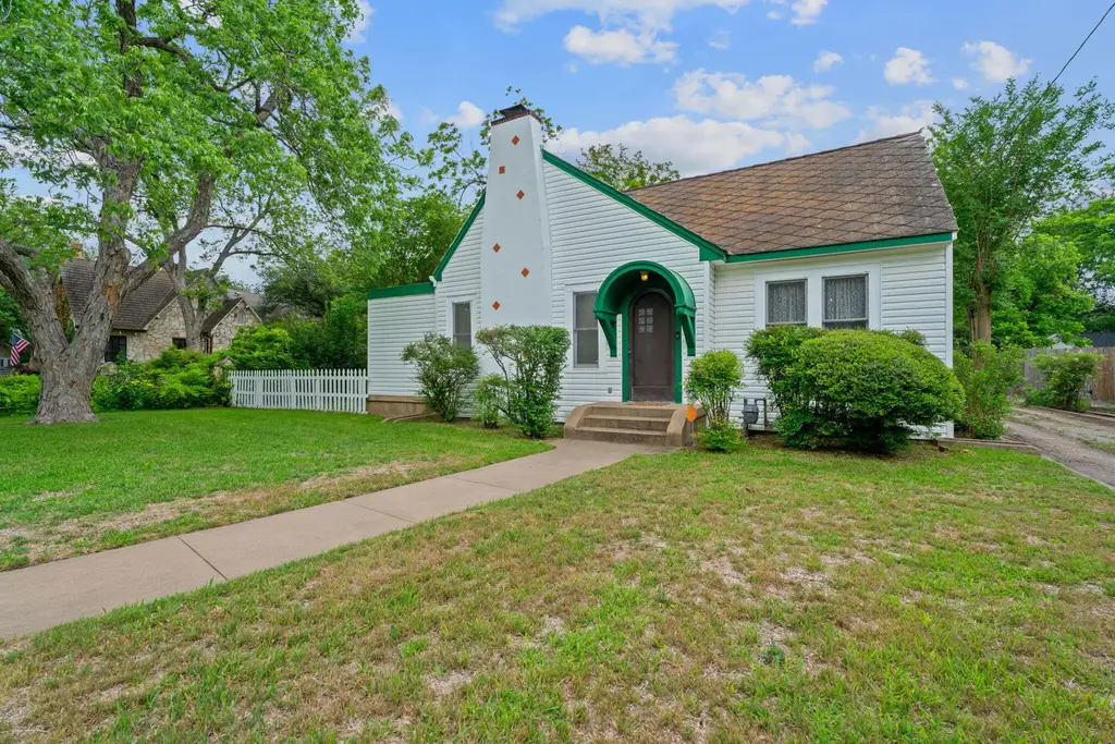 1709 W Lake Drive, Taylor