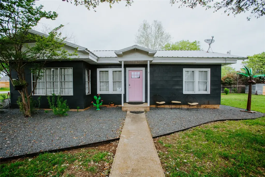 604 W Pecan Street, Johnson City