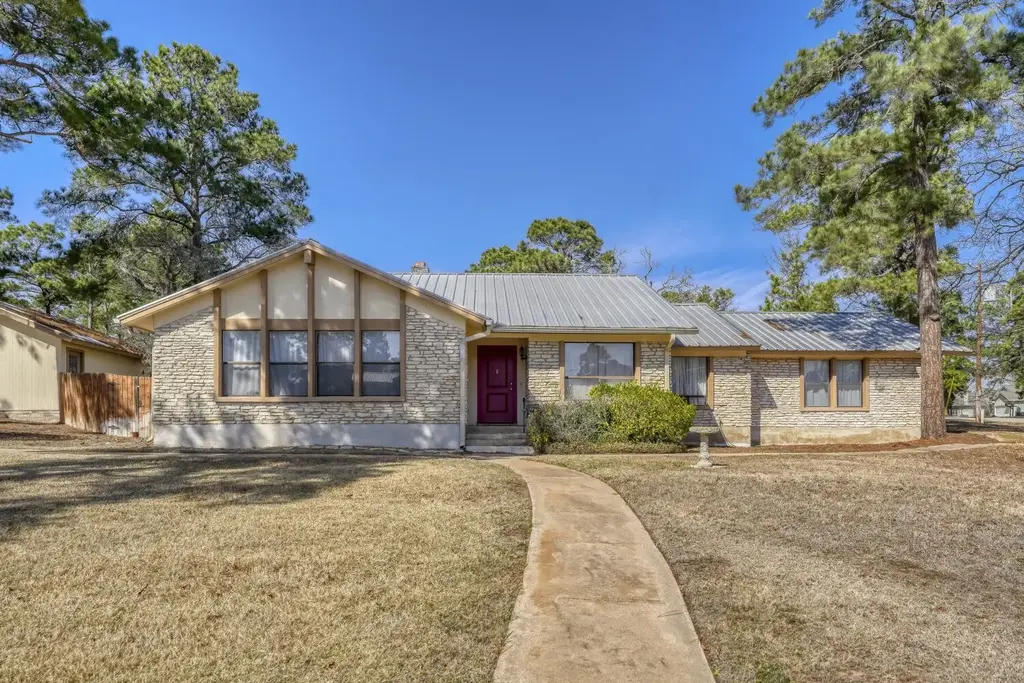 102 Lei Court, Bastrop