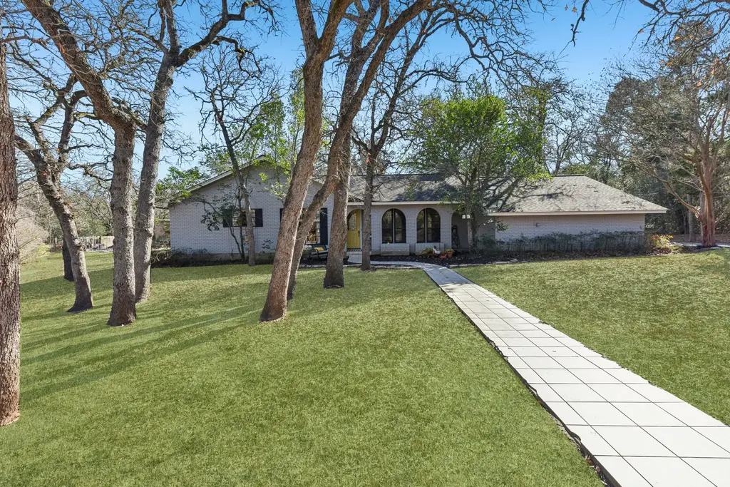 111 Post Oak Drive, Elgin