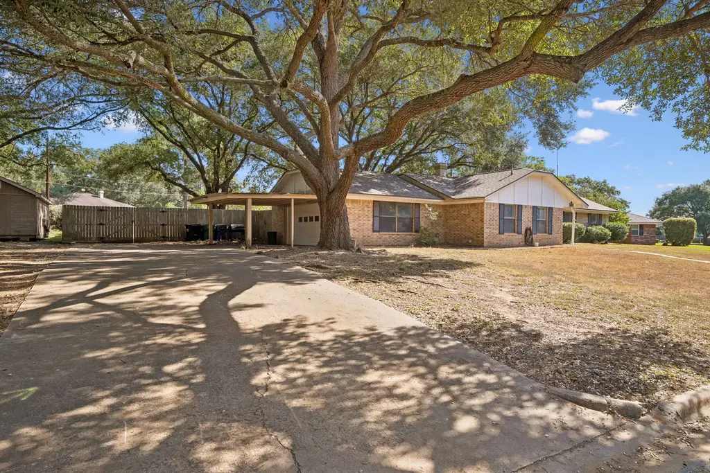 1203 Hollis Drive, Brenham