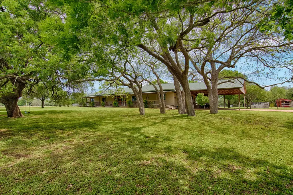 7755 Fm 1295, Moulton