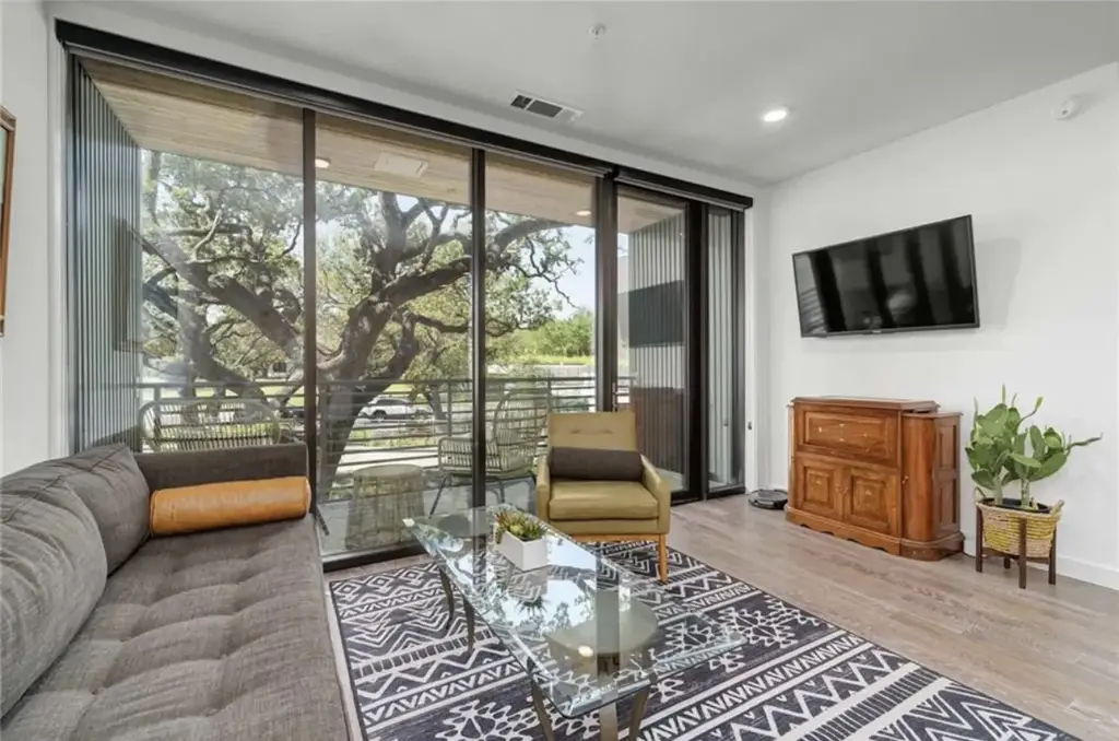 900 S 1st Street 304, Austin