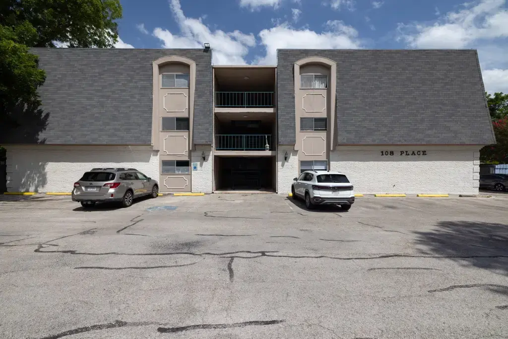 108 W 45th 104, Austin