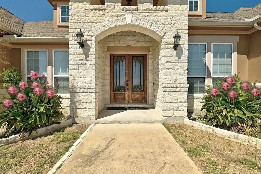 7300 Gilbert Road, Manor