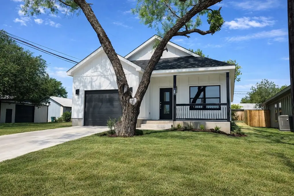 600 Fir Lane, Cottonwood Shores
