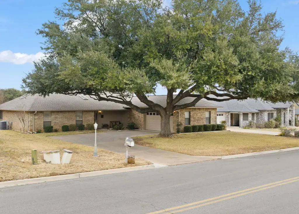 210 Meadowlakes Drive, Meadowlakes