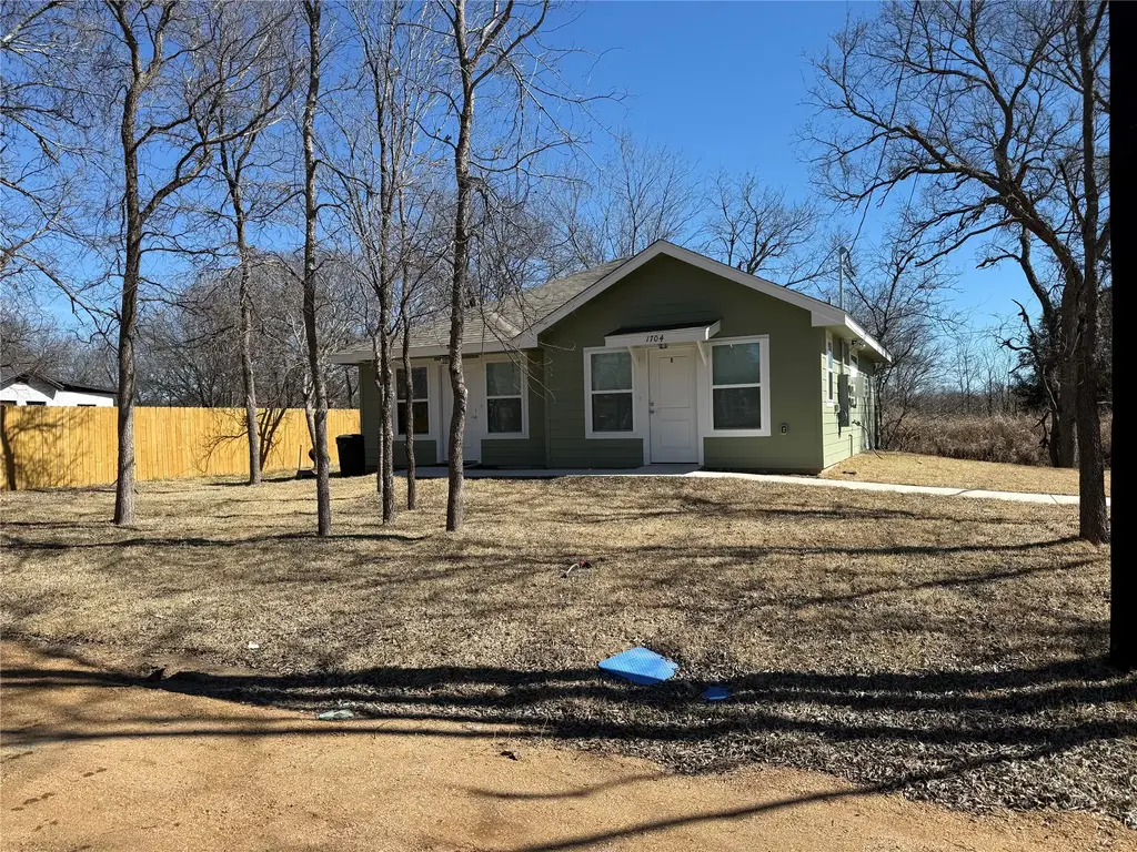 1704 E 3rd Street E 1,2, Lampasas