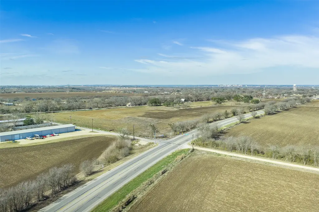 600 Nw River Road, Martindale