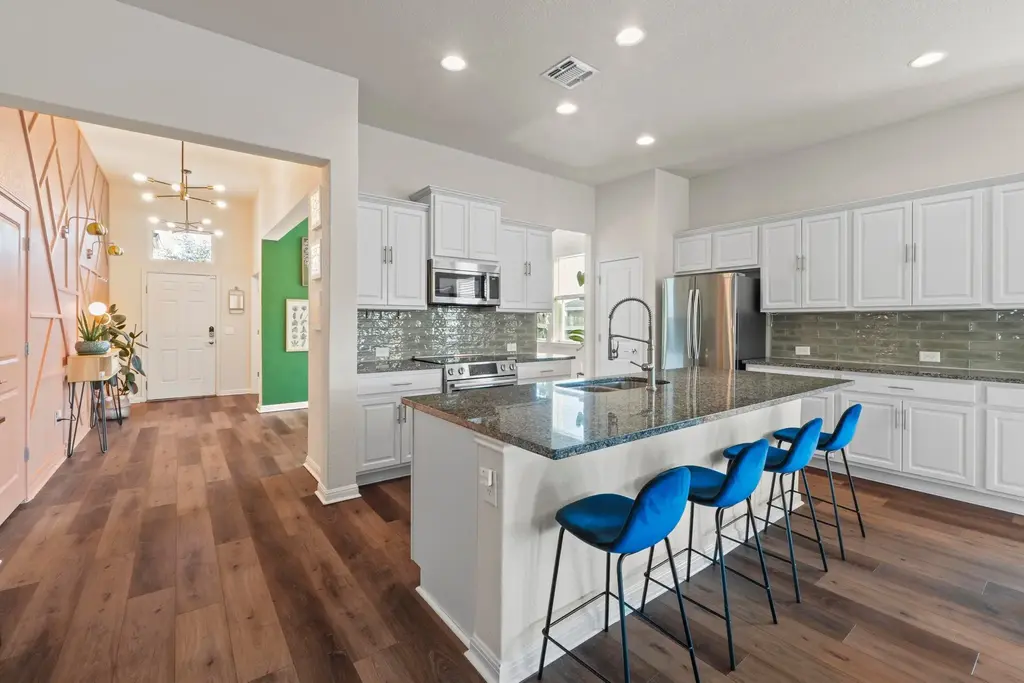 16509 Fetching Avenue, Manor