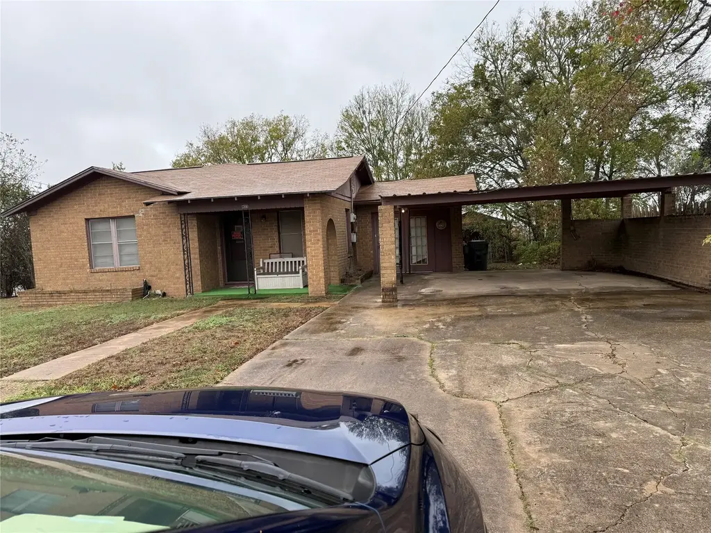 823 N Ellis Street, Giddings