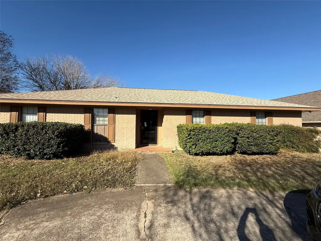 214 Meadowlakes Drive, Meadowlakes