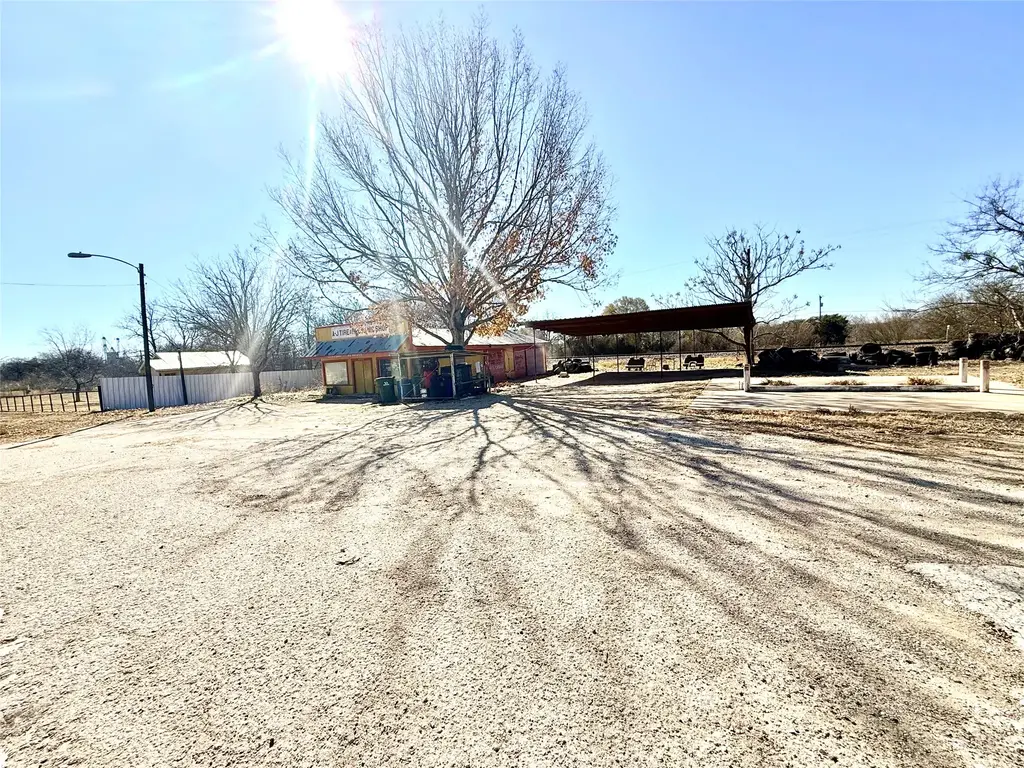 1116 E Us Highway 90 Highway E, Waelder