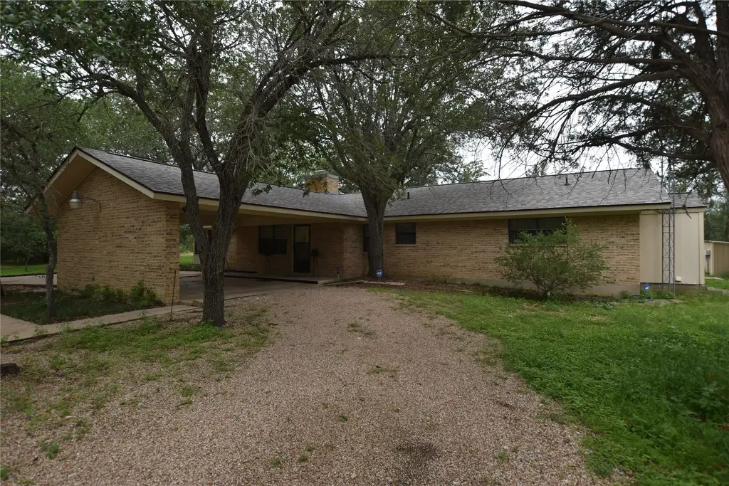 687 Fm 812 Road, Red Rock