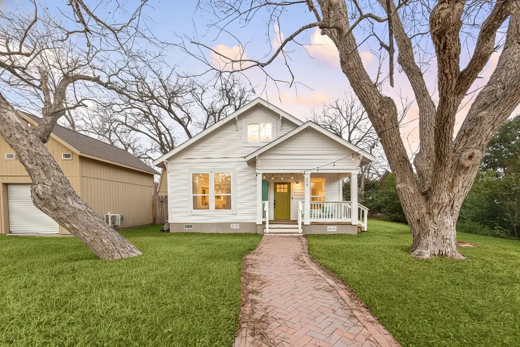218 S Rio Grande Street, Lockhart