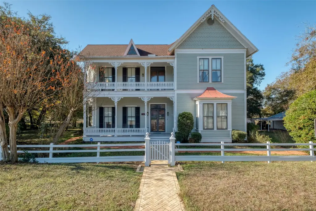 541 N Main Street, La Grange