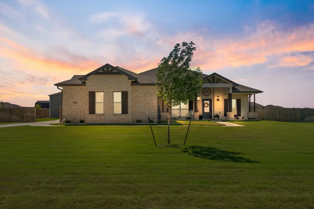 825 Niki Drive, Salado