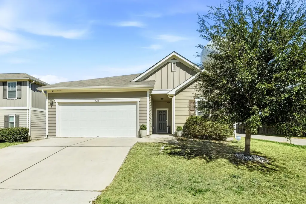 19216 Nathan Scott Way, Manor