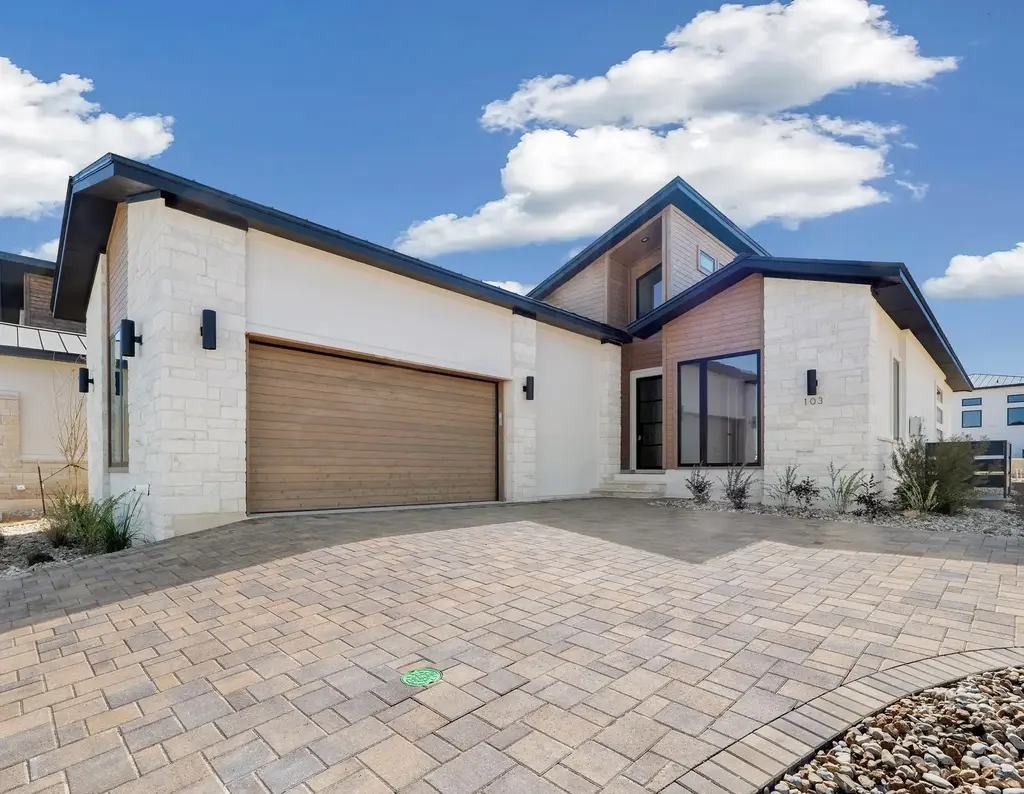 103 Via Roma Court, Horseshoe Bay