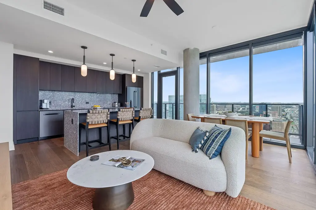 84 East Avenue 1904, Austin