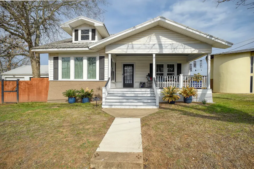 338 W Crockett Street, La Grange