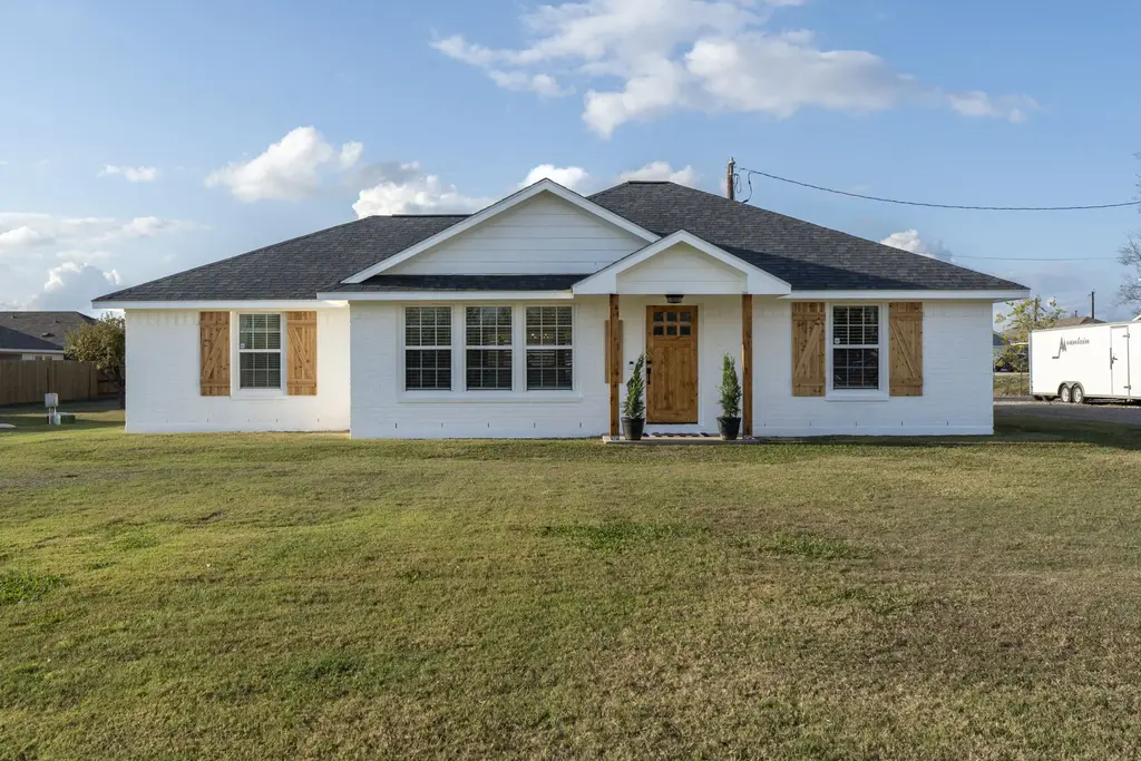 12106 Laws Road, Buda