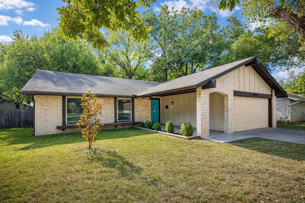 9215 Hunters Trace E, Austin